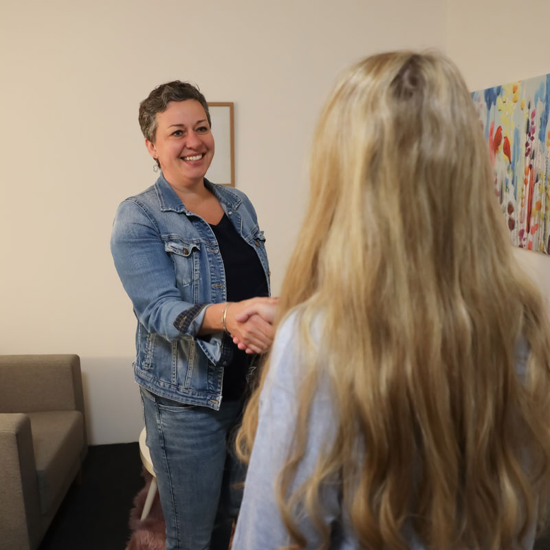 Coaching | Angela Peichl reicht einer Klientin die Hand zur Begrüssung