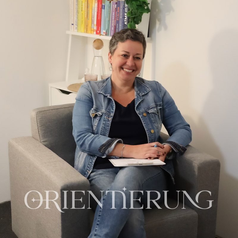 Psychosoziale Beratung – Orientierung – Angela Peichl – angela sitzt in ihrem Beratungssessel