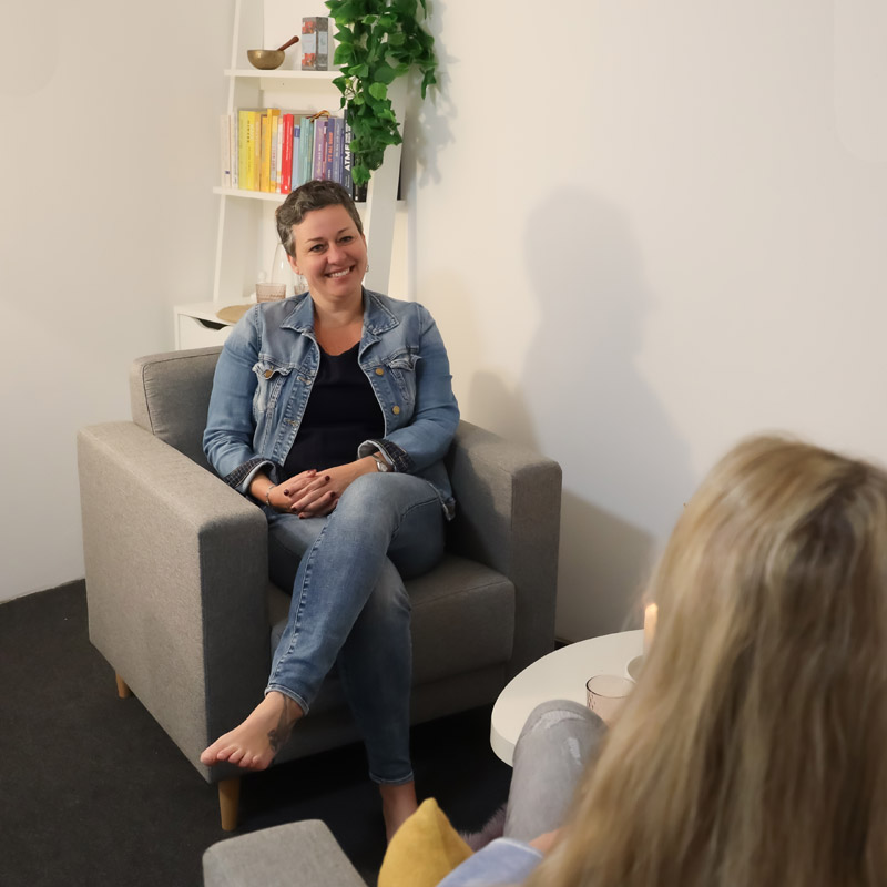 Psychosoziale-Beratung Angela Peichl – Angela und eine Klientin im Gespräch